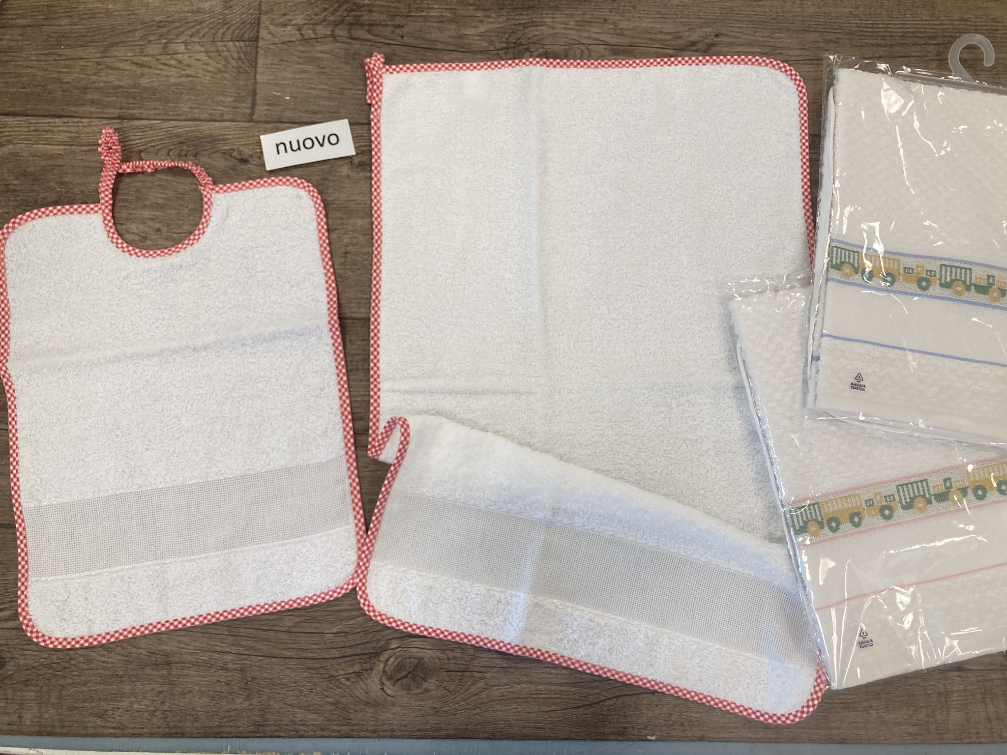 Set NUOVO Per Asilo Bavaglia + Asciugamano Vari Colori