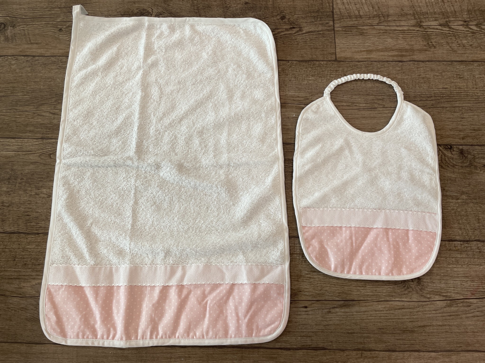 NUOVO Set Per Asilo Asciugamano + Bavaglia Con Trama Da Ricamare Bimba