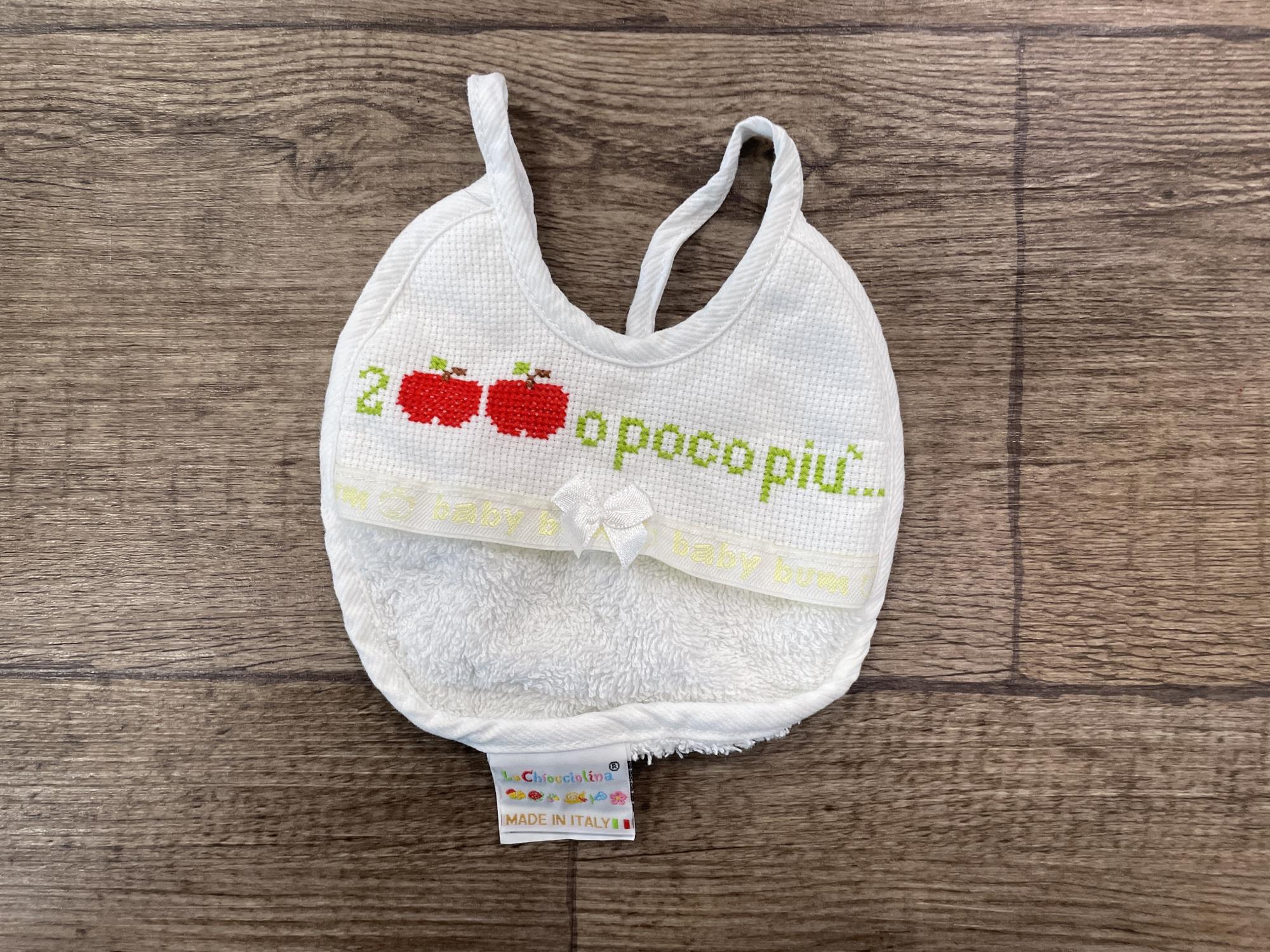 bavaglia ricamata a mano