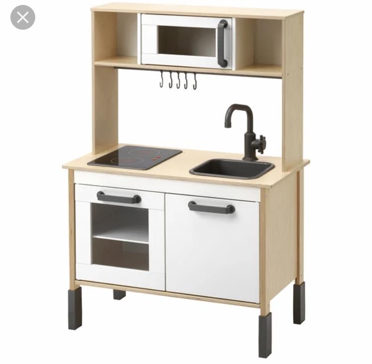gioco cucina in legno ikea con fornelli che si illuminano