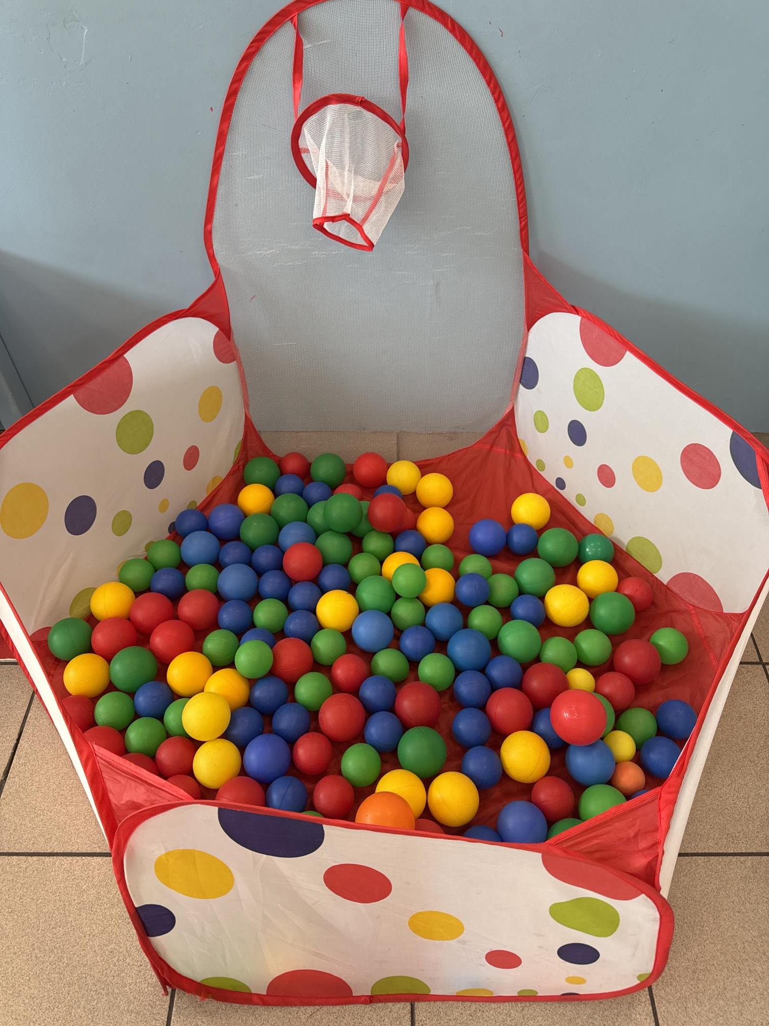 gioco piscinetta con tante palline