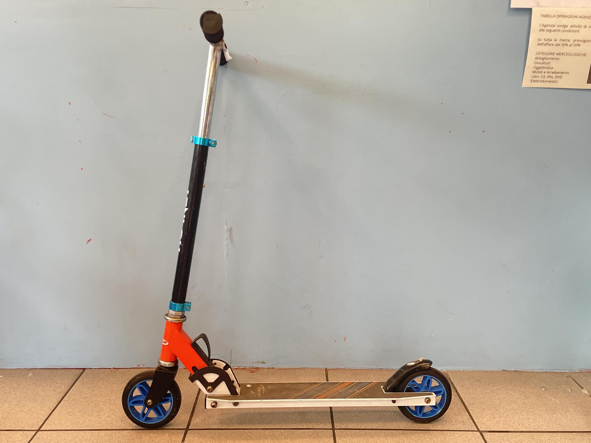 monopattino ragazzino