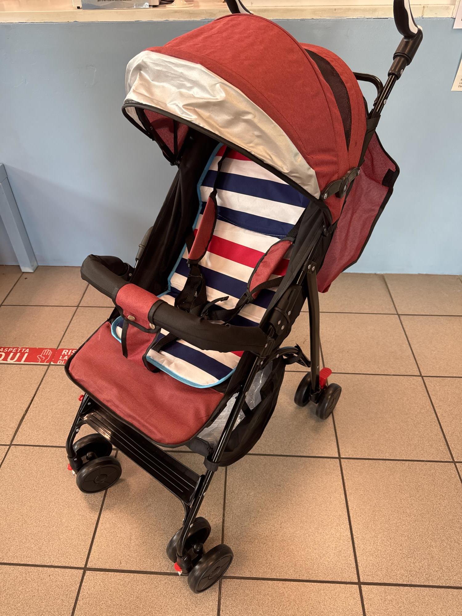nuovo passeggino ultraleggero con schienale reclinabile e chiusura a libro
