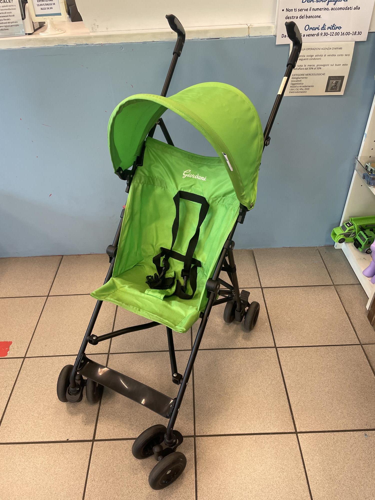 passeggino ultraleggero a ombrello giordani ideale in vacanza