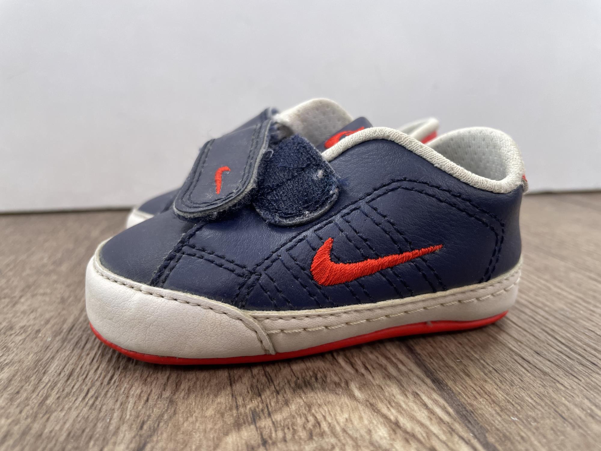 scarpen  18 nike bimbo culla